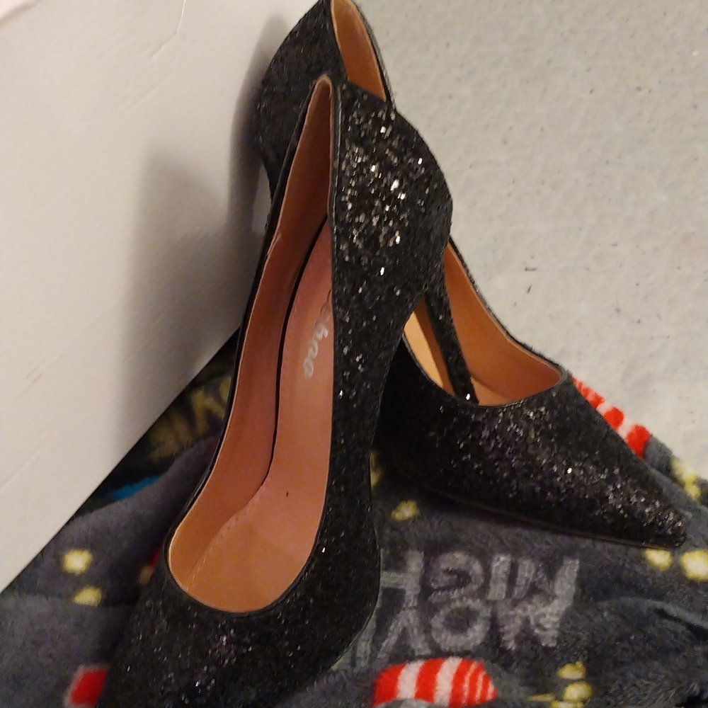 New black sparkly pumps